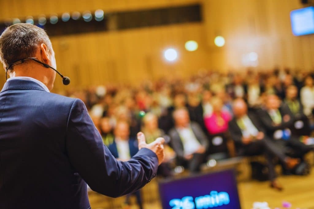 congrès conférencier micro oreille sur scene
