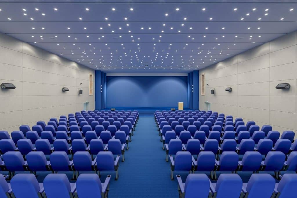 congrès salle conférence fauteuil bleu