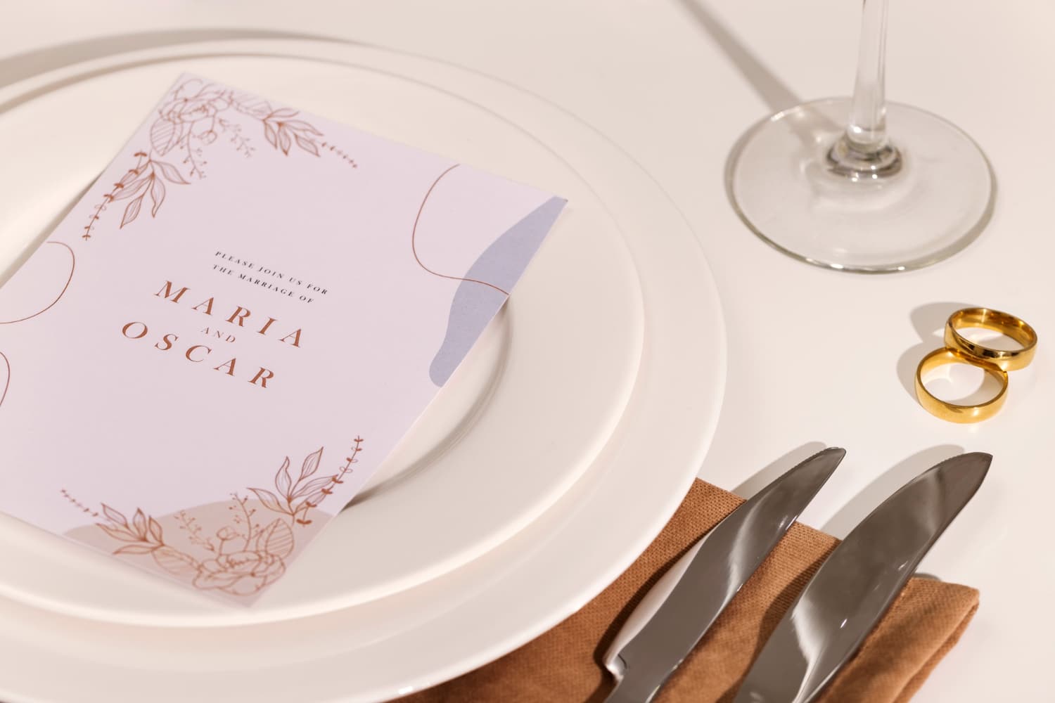 carte menu de repas de mariage dans l'assiette couvert table blanche élégant