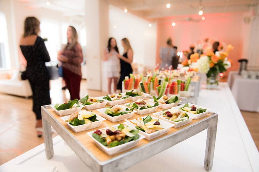 buffet salon pro table catering manger verrines coupelle blanche céramique légume frais