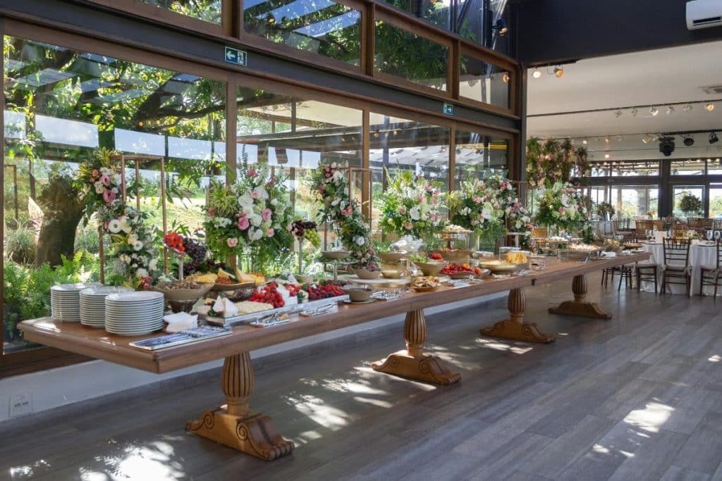 immense tablée buffet entreprise salle veranda fruit legume vaisselle table en bois longue