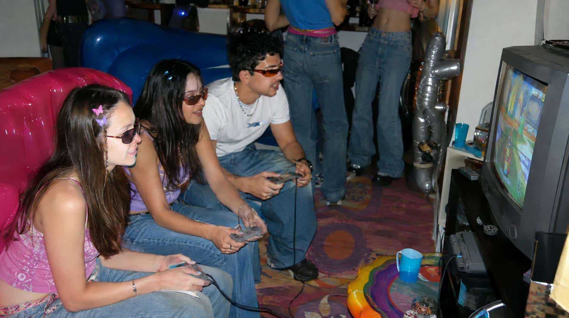 Anniversaire 18 ans thème années 2000 : jeans taille basse, lunettes teintées et console rétro