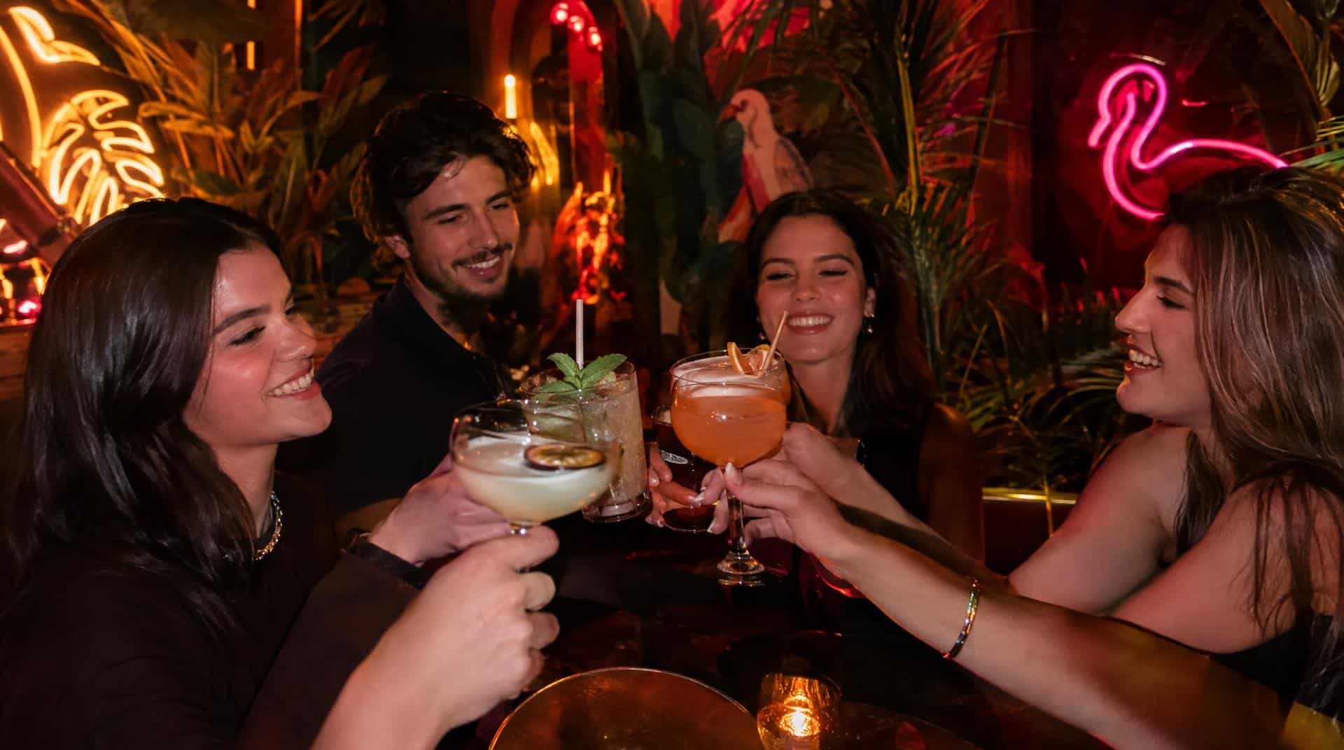 Anniversaire entre amis dans un bar à cocktails caché de Paris, déco tropicale et néons
