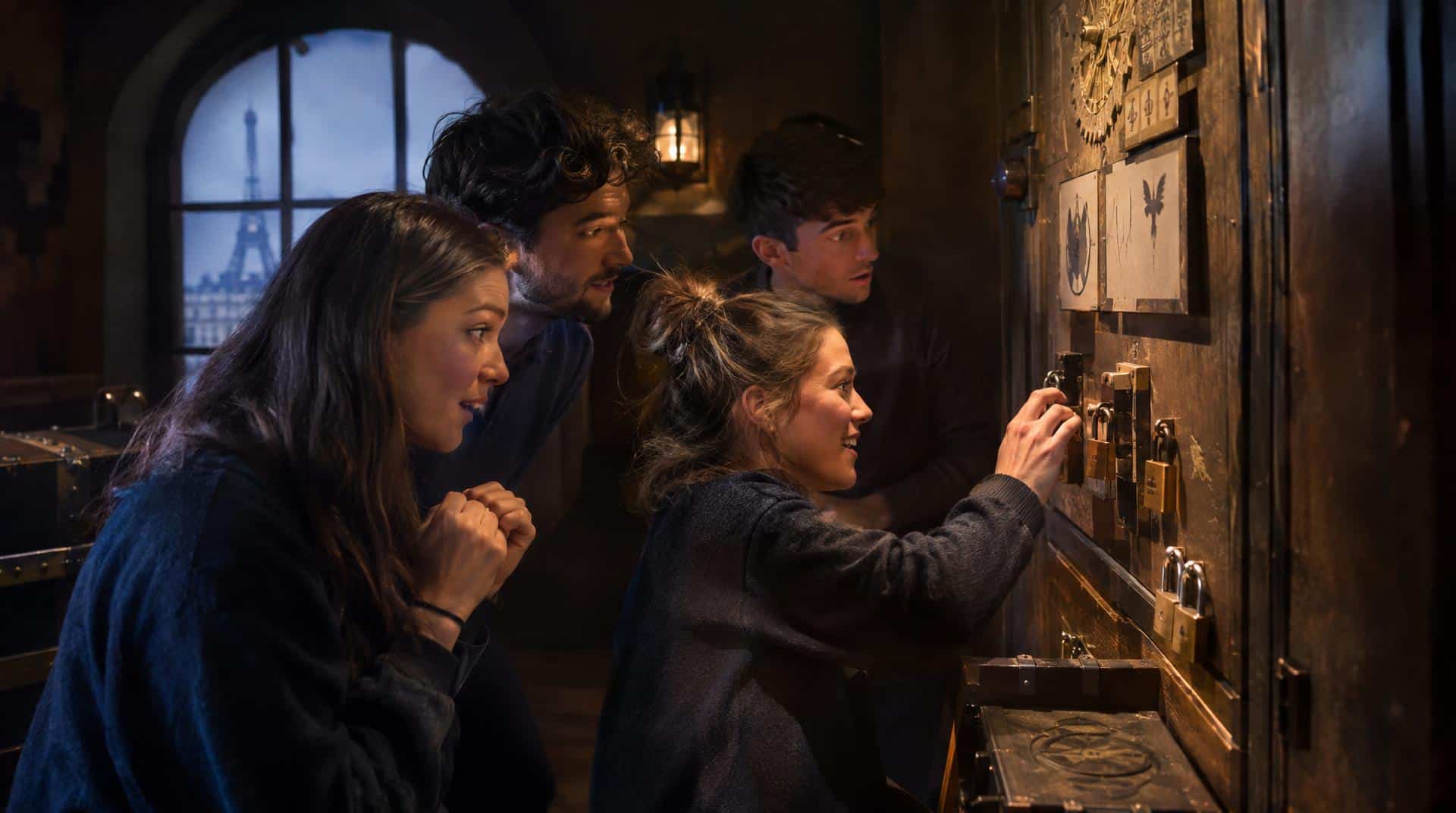 Escape game d'anniversaire à Paris : le groupe cherche les indices dans la salle