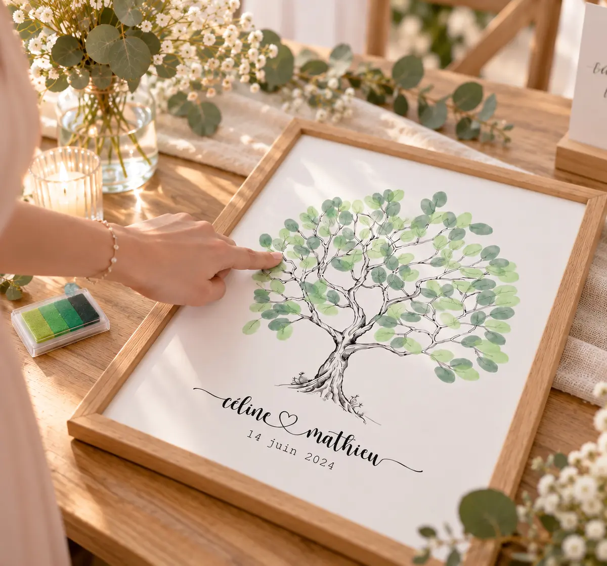 Arbre à empreintes de mariage encadré, feuilles vertes faites d'empreintes de doigts, prénoms et date des mariés, modèle La Papeterie Créative