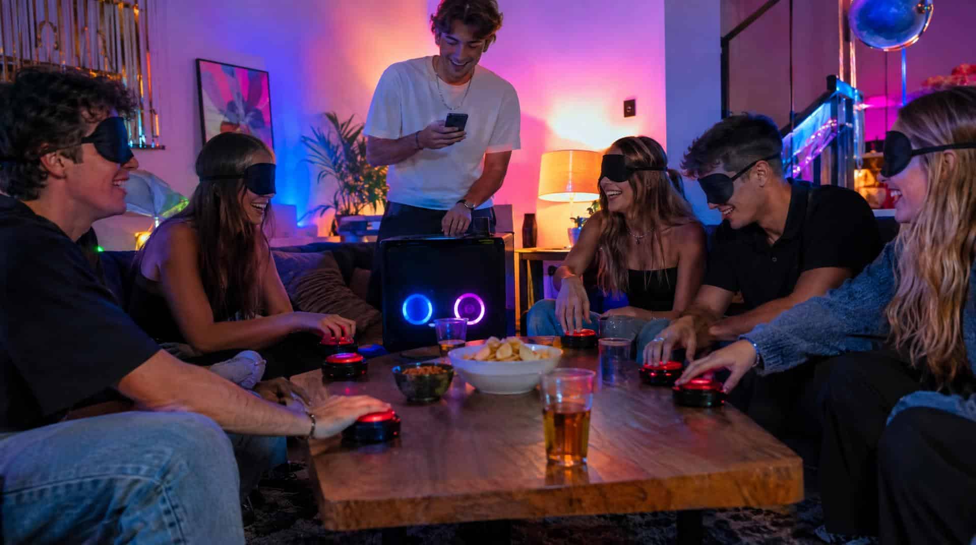 Blind test entre amis pour un anniversaire de 18 ans, équipes avec buzzers autour de la table basse