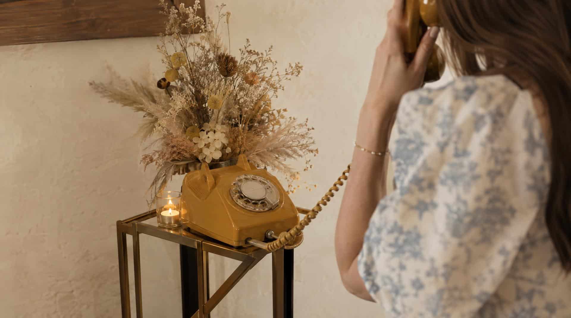 Livre d'or audio : un téléphone à cadran vintage jaune où les invités enregistrent un message