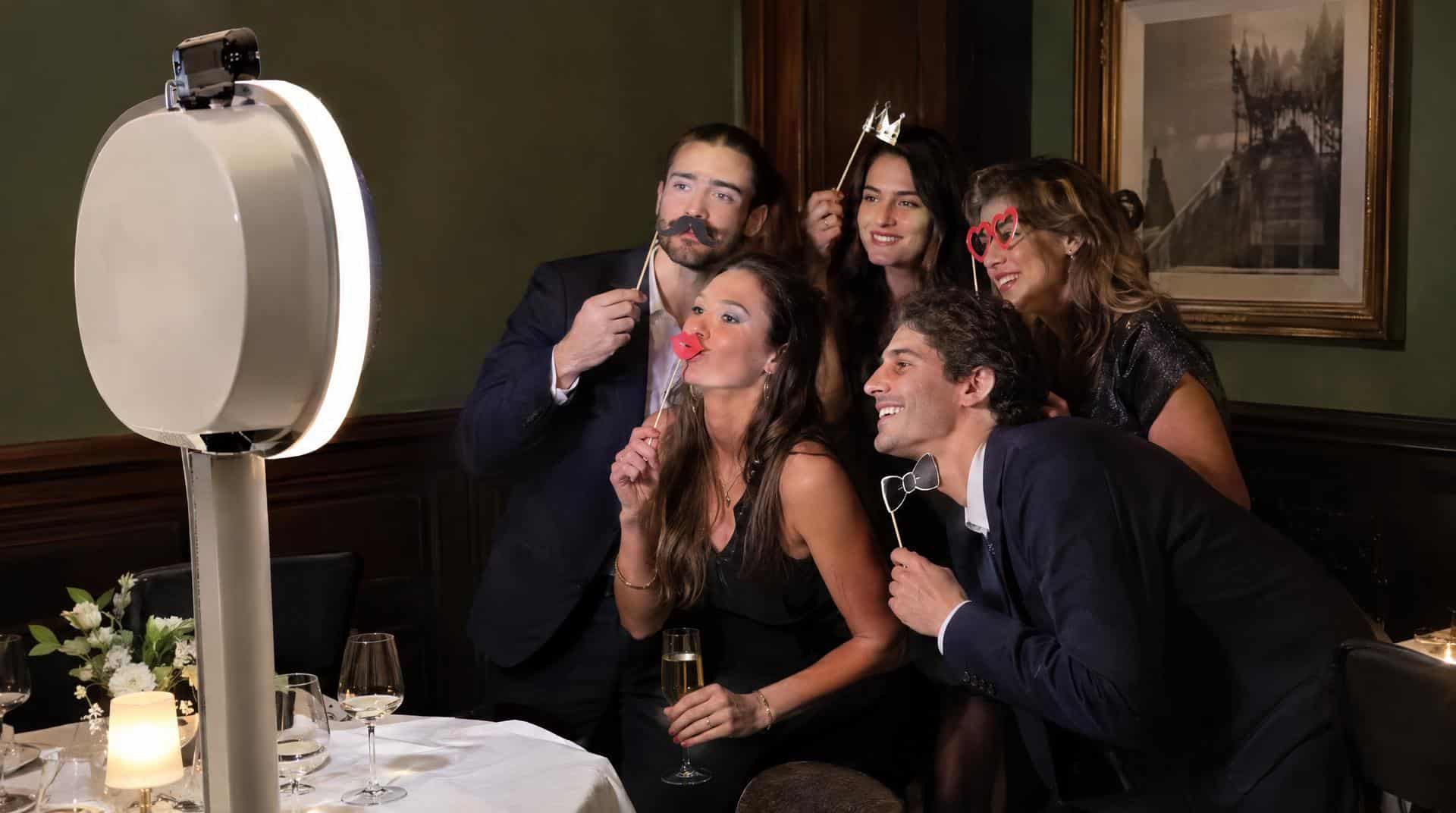 Borne photo installée dans la salle privative d'un restaurant parisien pour un anniversaire