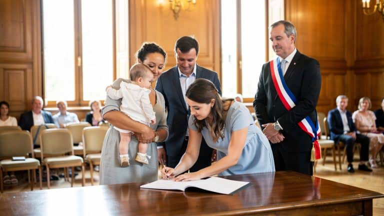 Baptême civil : démarches en mairie, déroulé de la cérémonie et fête
