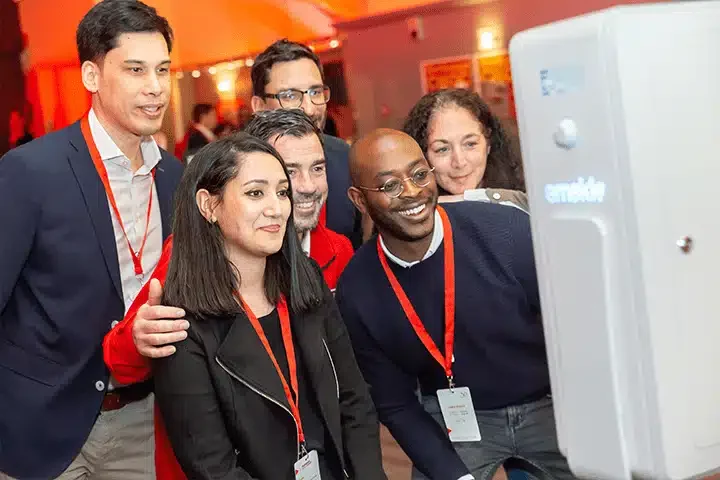 photo de groupe entreprise selfie devan cabine photobooth blanche smakk éclairage led contour