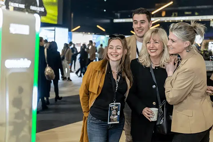 salon porte de versailles prise selfie groupe photo booth cabine smakk blanc sur pied appareil exposition