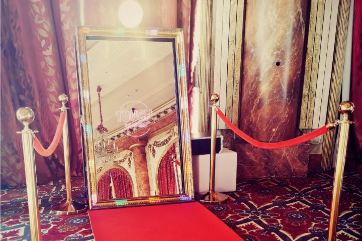 décor photobooth miroir tapis rouge dorure cadre façon tableau olonne